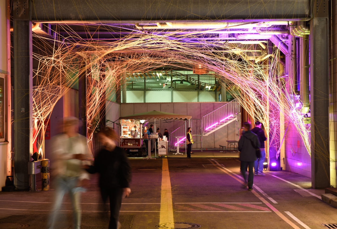 Außengelände auf dem Franck-Areal mit der beleuchteten Netzinstallation von Ines Fiegert