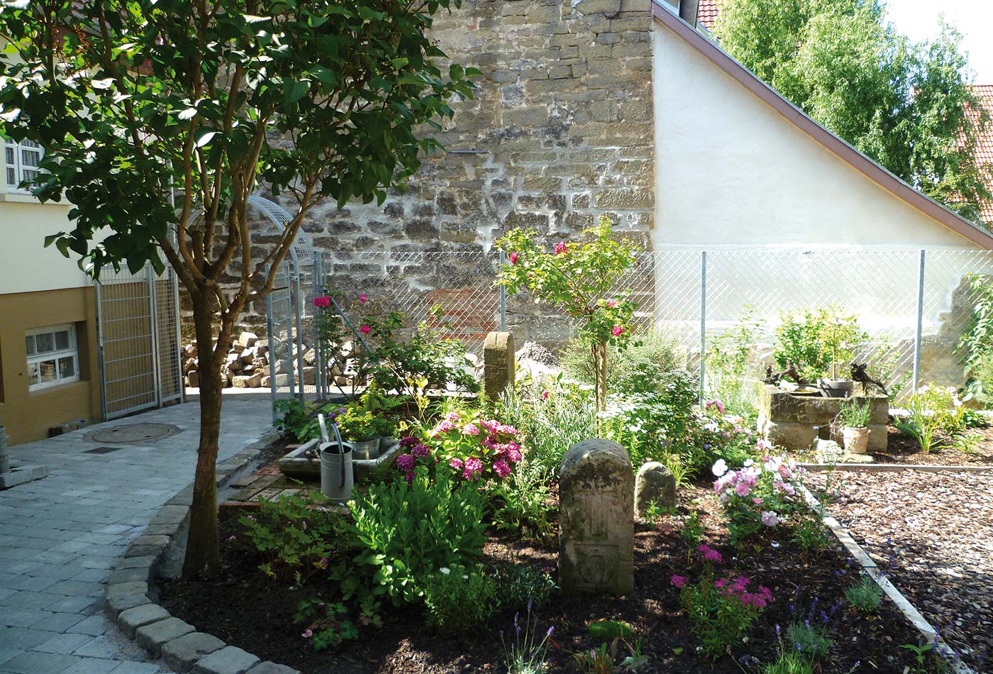 Blick auf das Blumenbeet des Dorfmuseums