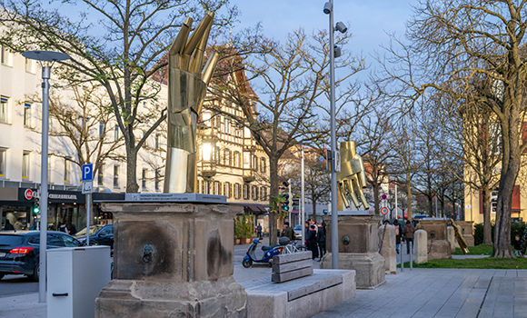 Messinghände als Kunstinstallation auf dem Arsenalplatz