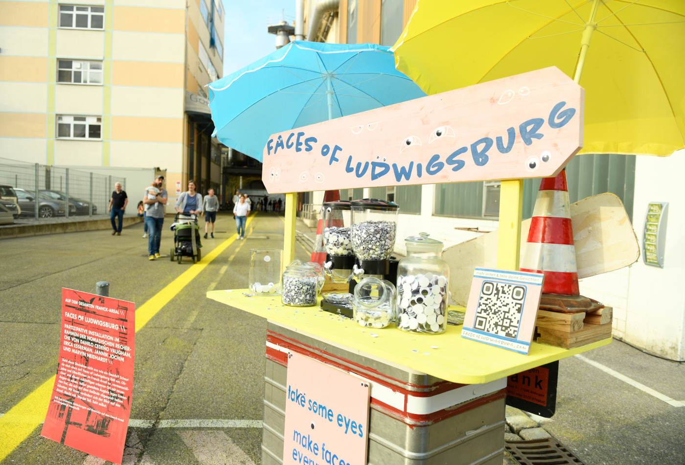 Man sieht einen Stand auf dem Franck-Areal, an dem man sich Kulleraugen mitnehmen darf.