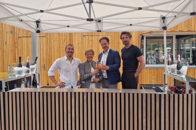 Vier Personen an einem Stand