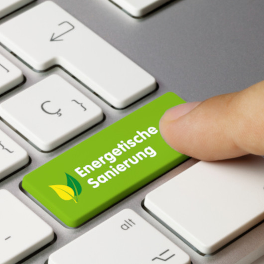 Tastatur mit grüner Taste mit der Aufschrift Energetische Sanierung