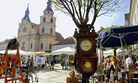 Stände mit Antiquitäten, im Hintergrund die evangelische Stadtkirche.