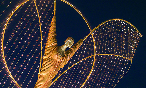 goldener Engel aus Flügeln mit vielen Lichtern