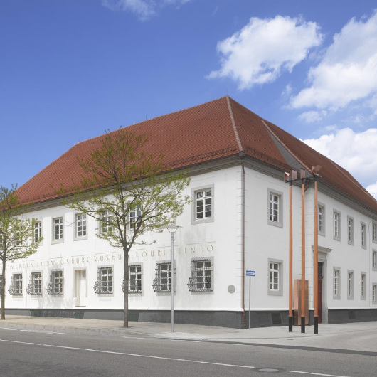 Außenansicht des MIK mit einem jungen Baum davor