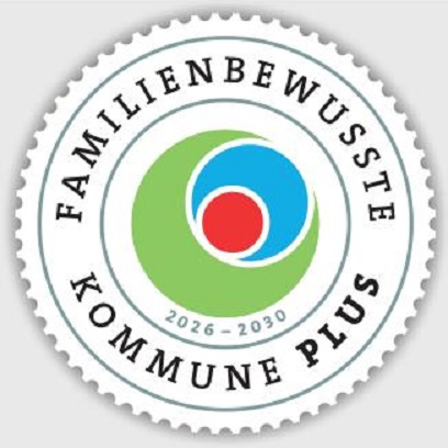 Logo mit Text Familienbewusste Kommune Plus 2023 bis 2030