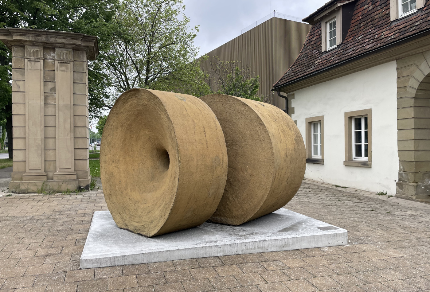 Zeitenräder von Hedi Schwöbel vor dem Pflugfelder Torhaus