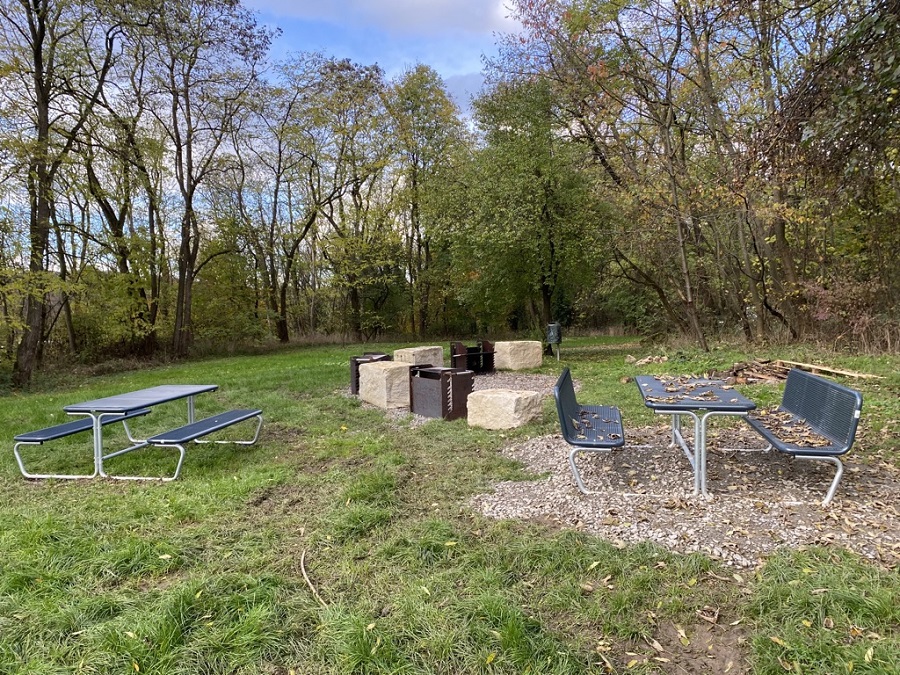 Grillplatz mit neuen Sitzplätzen und Tischen