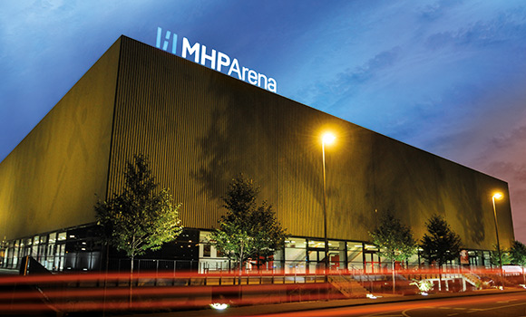 MHP Arena von außen in der Dämmerung
