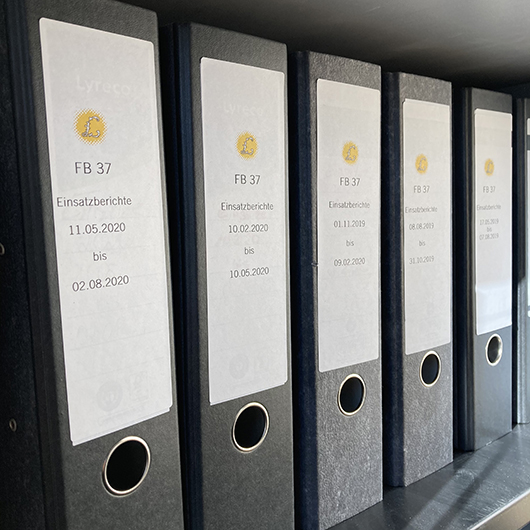 Aktenordner in einem Schrank