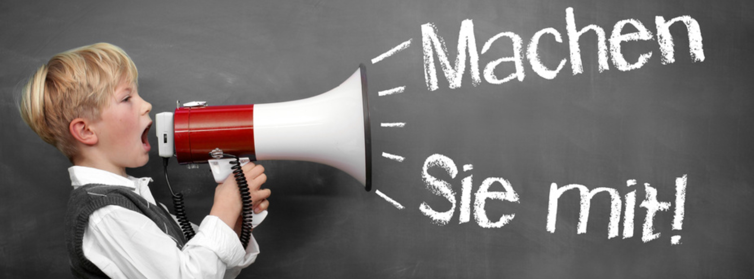 Kind ruft durch Megaphone: Machen Sie mit