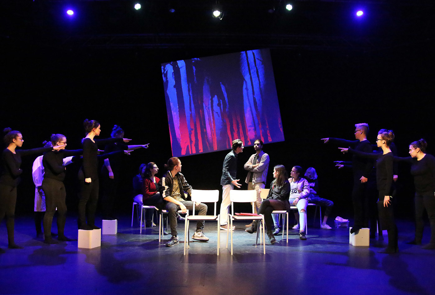 Eine Aufführung mit vielen Menschen auf einer Bühne.