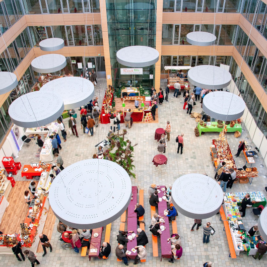 Blick von oben auf Stände und einen Gastronomiebereich während des Spätlingsmarktes