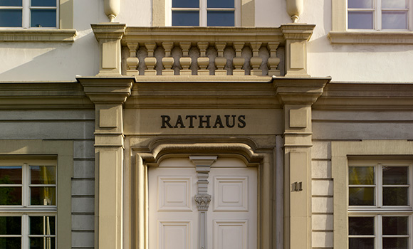 Eingang des Ludwigsburger Rathauses mit Schriftzug "Rathaus" über der Tür.