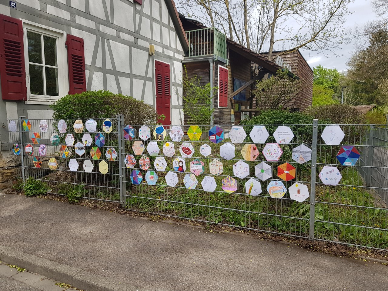 Bei der Wabenaktion haben sich viele beteiligt. Die Ergebnisse sind am Zaun des Kinderplatz Bau zu finden. 