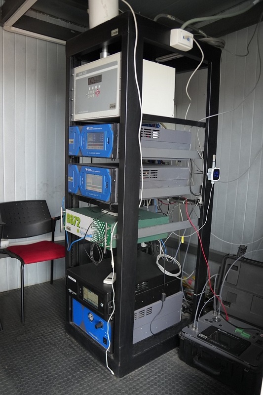 Messstationen für Luftqualität in Ambato - Serverschrank mit Messtechnik