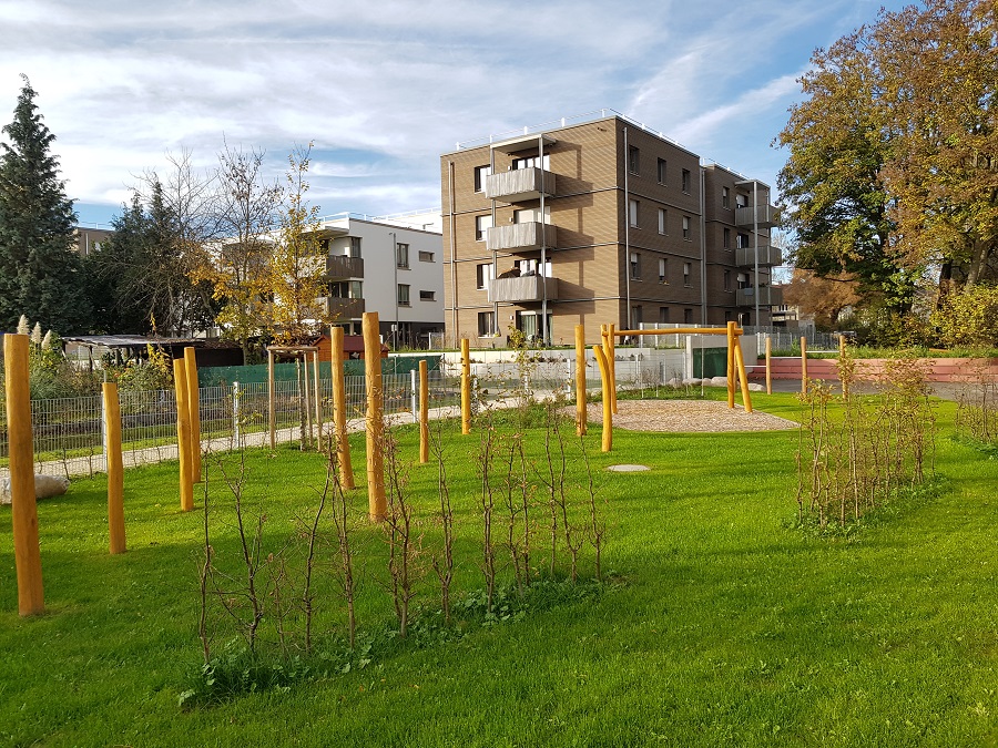 Wohnhäuser mit frisch bepflanzter Grünanlage