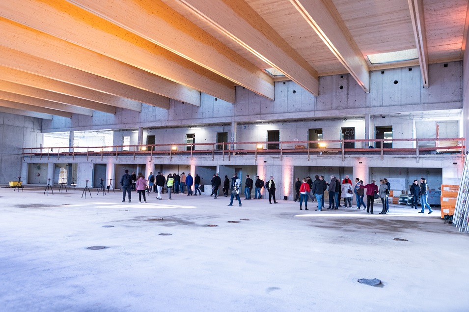 Die Gäste des Richtfest besichtigen das Innere der neuen Sporthalle