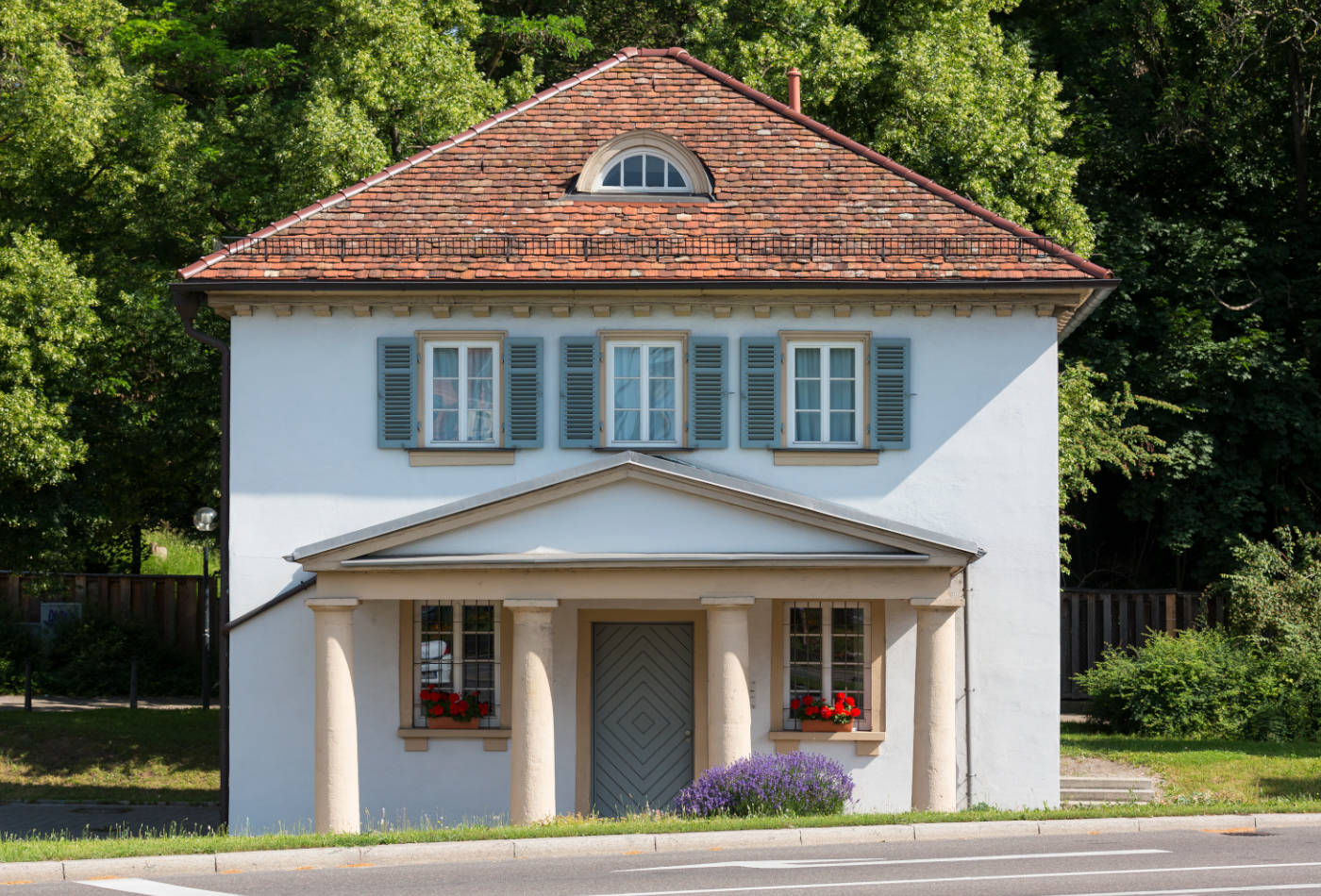 Blick auf das historische Heilbronner Torhaus mit weißer Fassade