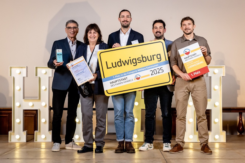 Fünf Personen bei der Preisverleihung mit Ludwigsburg-Schild, Urkunde und Preis in den Händen