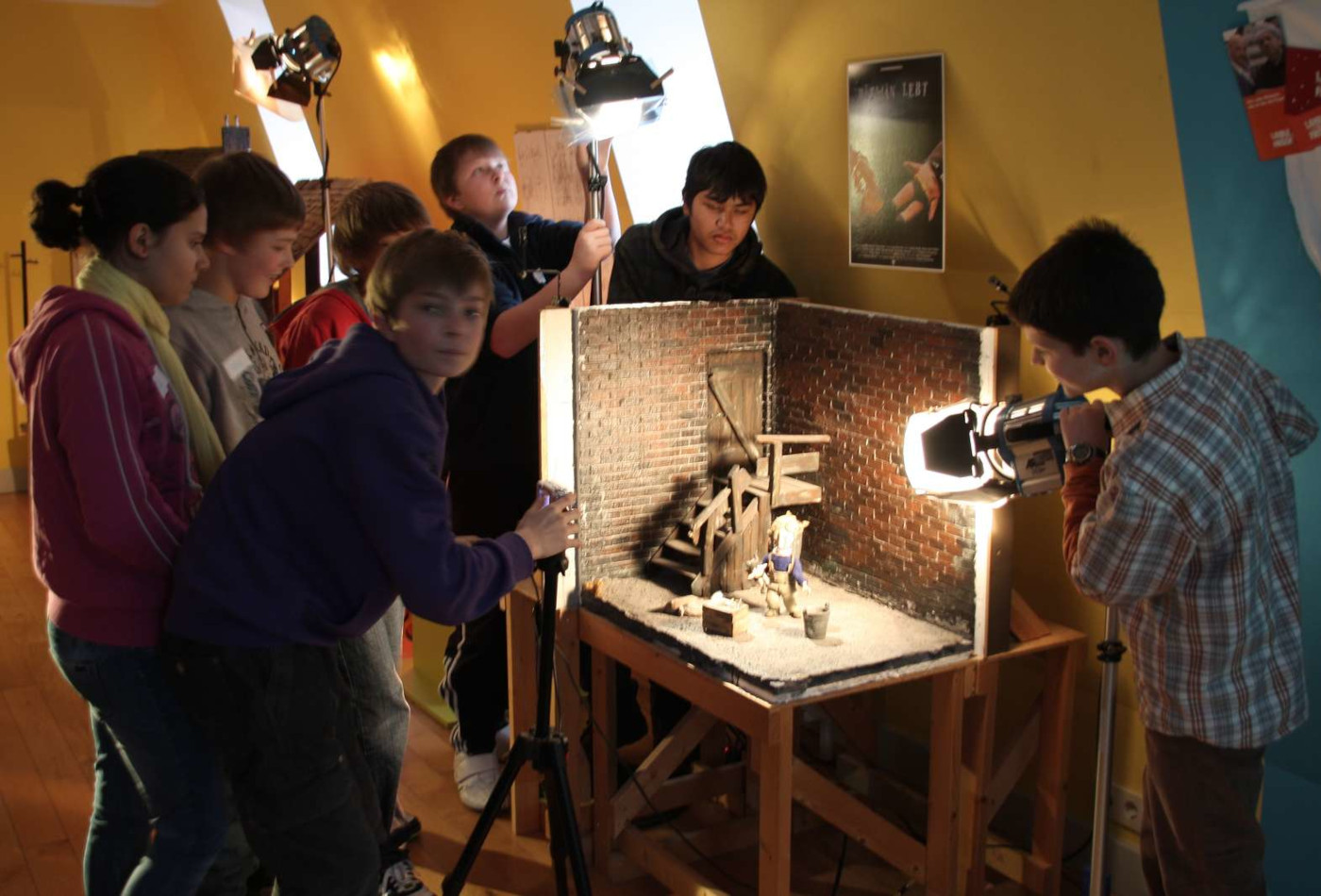 Eine Gruppe Kinder leuchtet ein Filmset aus.