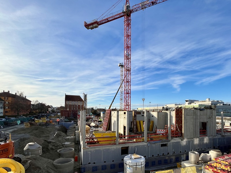 Blick auf die Baustelle vom BZW mit ersten Wänden und Stützen im Erdgeschoss Rohbau