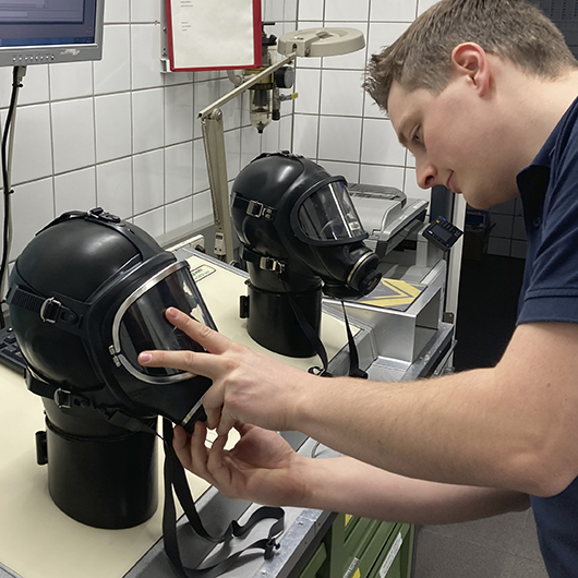 Feuerwehrmann repariert eine Atemschutzmaske