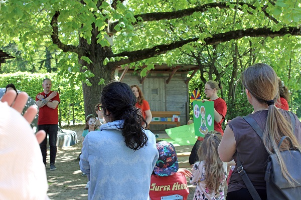 Kinder bekommen draußen Infos zum Thema Kinderschutz
