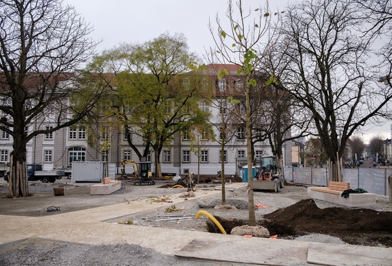 Baustelle mit Bäumen und halb angelegten Wegen am Arsenalplatz