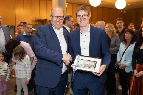 Oberbürgermeister Dr. Bernd Vöhringer überreicht Kupferstich von Sindelfingen an Markus Kleemann (Stadt Sindelfingen)