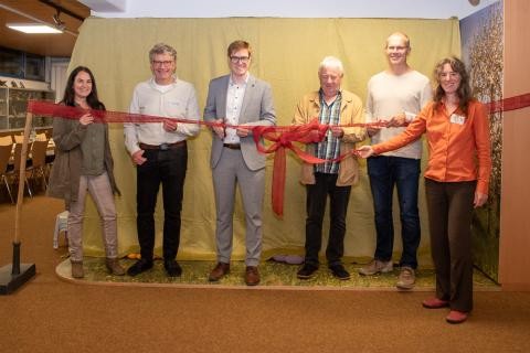 Foto: Einweihung der Aktionswand „Streuobstwiese“ (v.l.n.r. Sabine Keller von vivaidea, Christoph Schneider, Leiter des Natur.Erlebnis.Sindelfingen, Oberbürgermeister Markus Kleemann, Michael Bier, letzter Vorsitzender des Förderverein, Ralf Bültge-Bohla, Leiter des Amts für Grün, Umwelt und Klimaschutz, Birgit Aubert vom Natur.Erlebnis.Sindelfingen)(Bildnachweis: Stadt Sindelfingen)