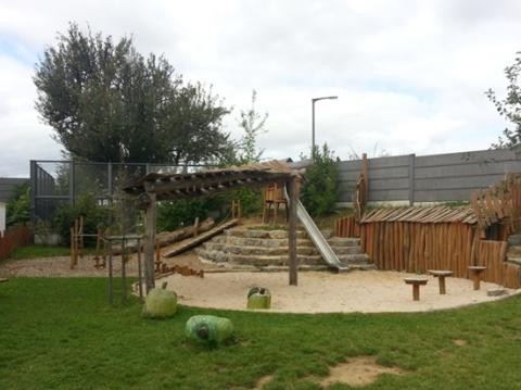 Kinderspielplatz Siedlen in Maichingen Rutsche, Klettergerüst und Holzobst