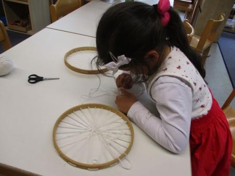 Aus einem Holzring wird ein Rad mit Speichen