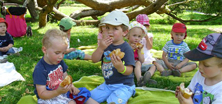 KiTa Kinder bei der Pause KiTa Kinder bei der Pause auf der grünen Wiese