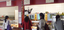 Mensa des Stiftsgymnasiums Schüler und Schülerinnen an der Ausgabetheke der Mensa des Stiftsgymnasiums