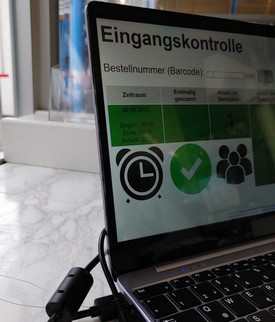 Jeder Badegast muss seinen Besuch im Freibad vorab online buchen. Das Reservierungsticket wird am Einlass überprüft.