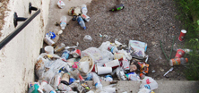 Wilde Müllablagerung Jede Menge Müll, der wild abgelegt wurde