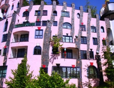 rosafarbene Hauswand 