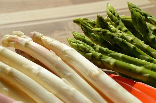 Gr&uuml;ner und Wei&szlig;er Spargel 