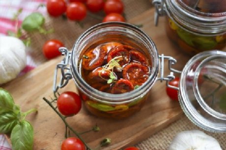 Glas mit eingelegten, getrockneten Tomaten