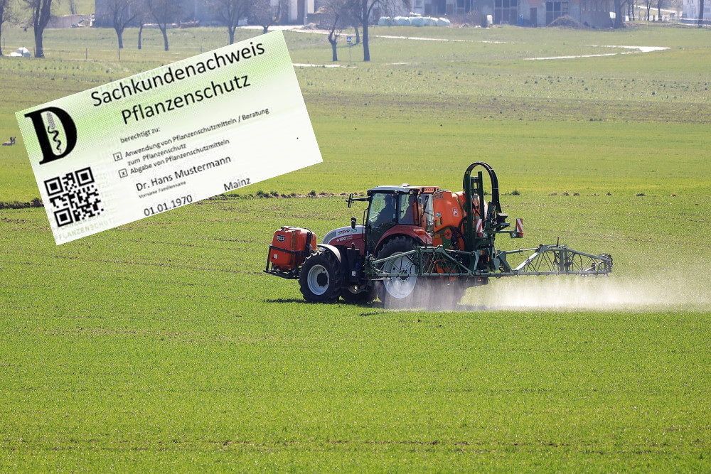Traktor beim Ausbringen von Pflanzenschutzmittel auf Gr&uuml;nland, dar&uuml;ber ein Muster des Sachkundenachweises Pflanzenschutz