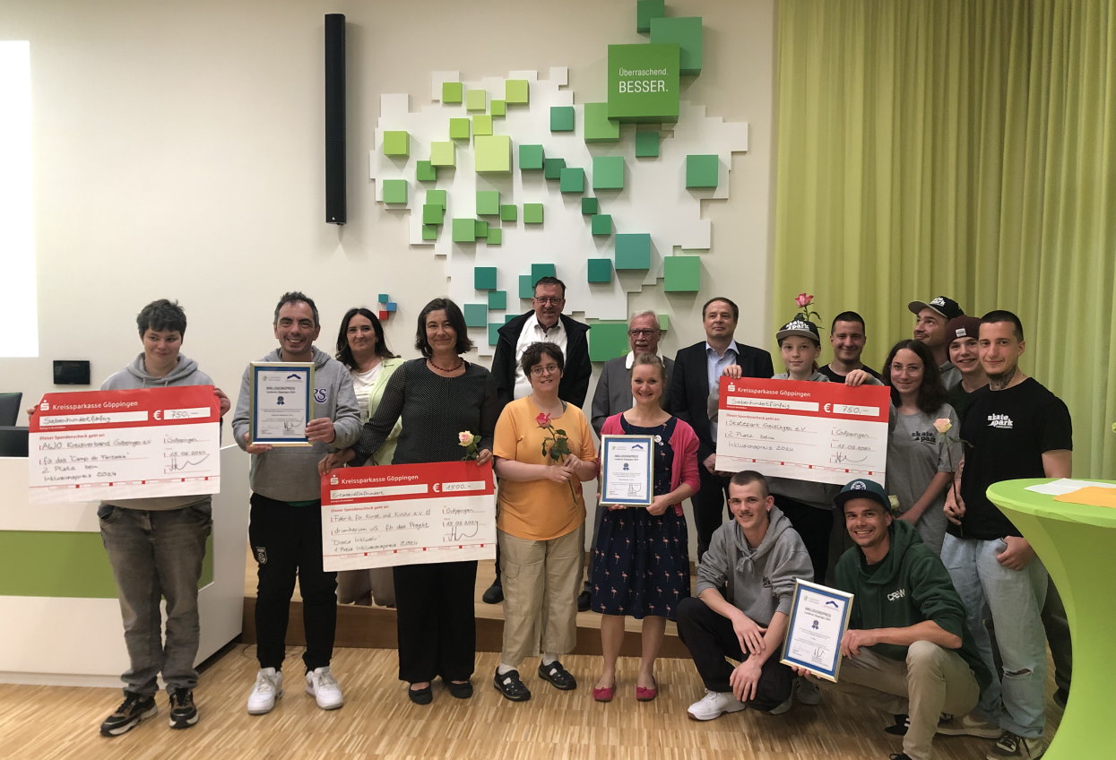 Gewinnergruppen mit Marco Lehnert (Dezernent f&uuml;r Jugend und Soziales), Dr. Michael Grebner(Vorstandsvorsitzender der Hohenstaufenstiftung) sowie Andrea Kohle als Betroffene (Mitglied der Jury)