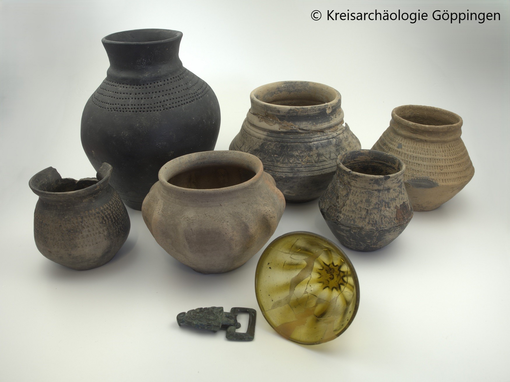 Grabbeigaben aus Donzdorf: Keramik- und Glasgefäße, vorne eine bronzene Gürtelschließe (Foto: Kreisarchäologie Göppingen) Grabbeigaben aus Donzdorf: Keramik- und Glasgefäße, vorne eine bronzene Gürtelschließe (Foto: Kreisarchäologie Göppingen)