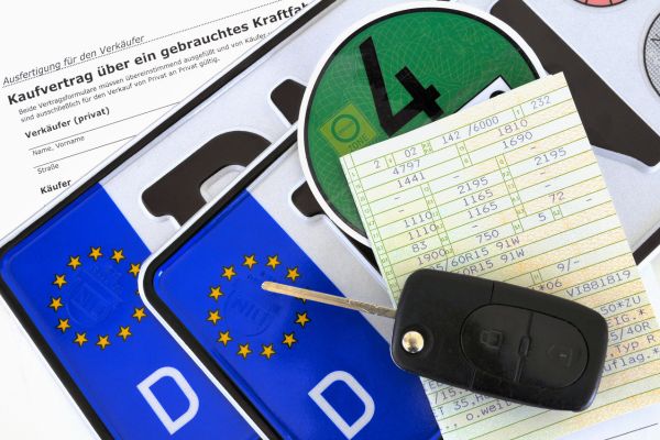 Kfz-Kennzeichen, Zulassungsbescheinigung, Kaufvertrag und Autoschl&uuml;ssel