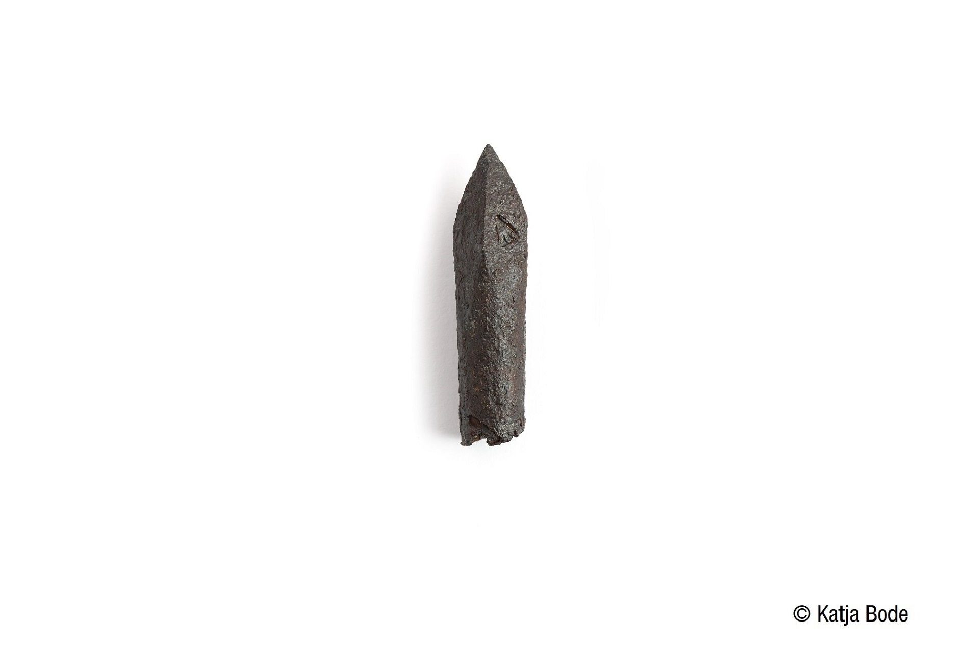 Eiserner Armbrustbolzen mit Schlagmarke in Pfeilform (Foto: Katja Bode)