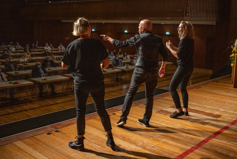 Unterhaltsam und Spannend: Das Improvisationstheater "Wildwechsel" in Aktion auf der B&uuml;hne