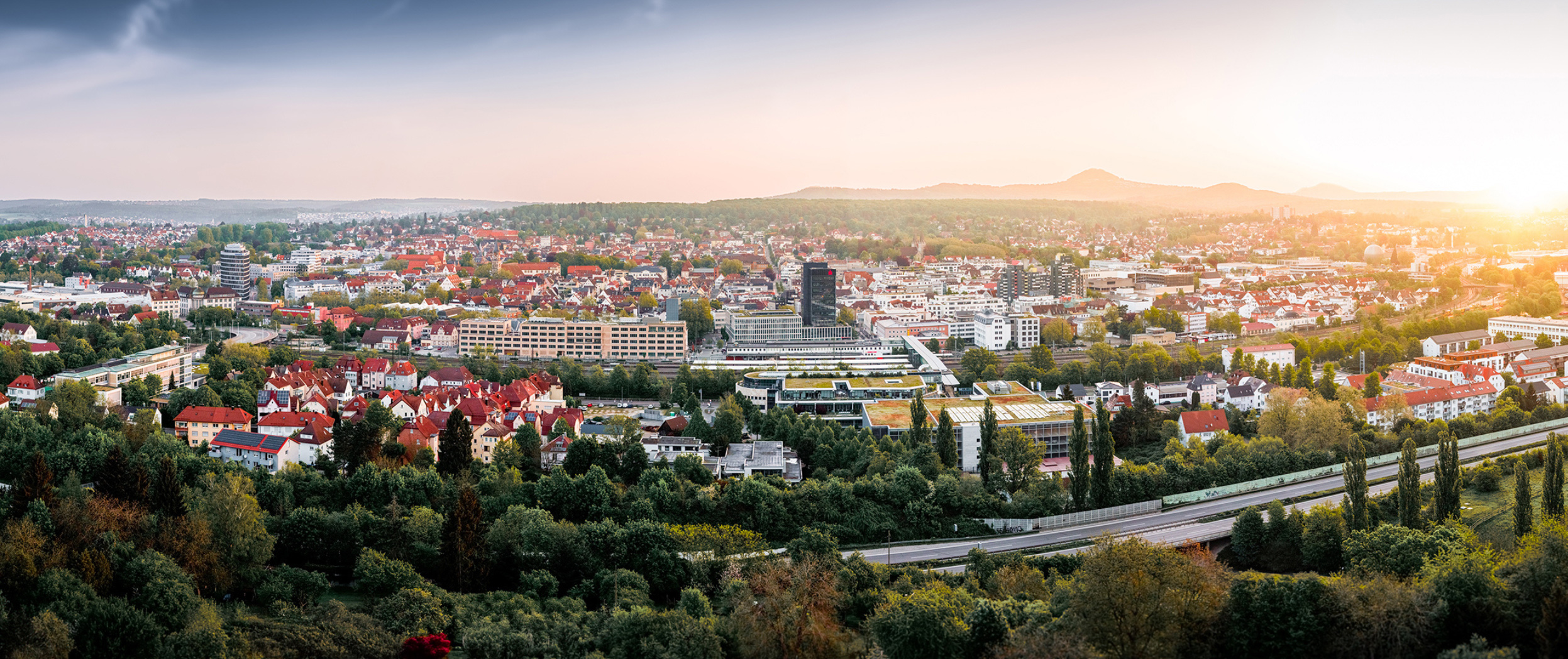 Stadt G&ouml;ppingen im Morgenlicht, im Hintergrund die Drei Kaiserberge