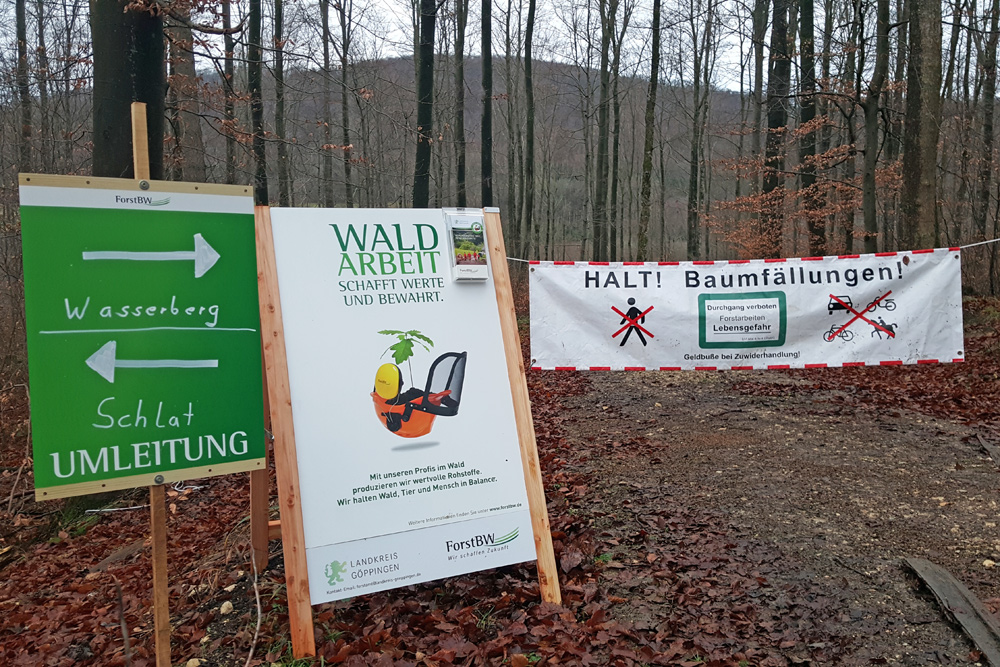 Gesperrter Waldweg mit Gefahrenhinweis (Quelle: Forstamt G&ouml;ppingen)