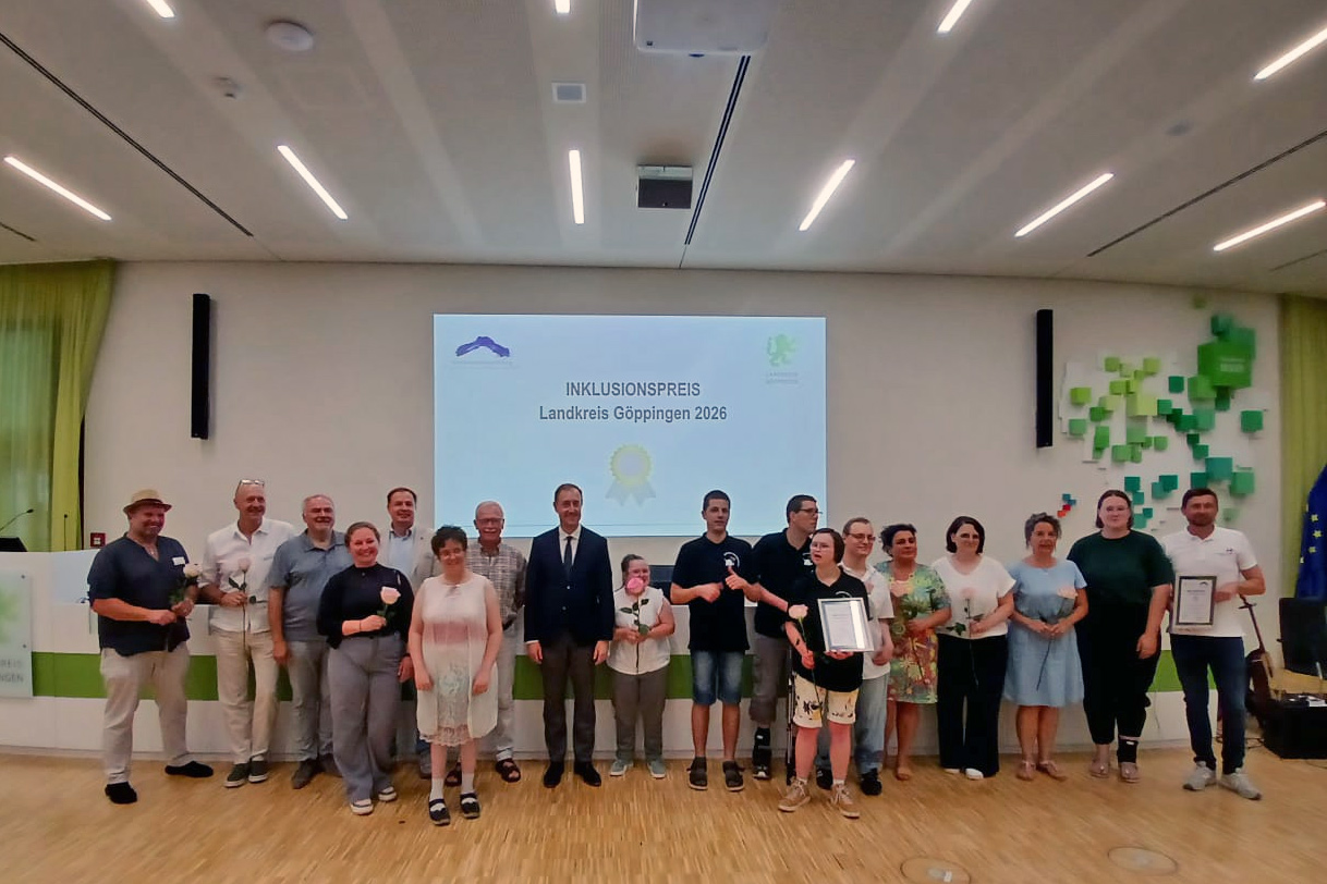 Gruppenbild mit mehreren Personen, die an der Verleihung teilgenommen haben