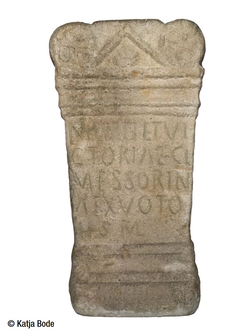 Gingen, Votivaltar. Gestiftet von einer Claudia Messorina, 2. bis Mitte 3. Jh. nach Chr. (Foto: Katja Bode) Gingen, Votivaltar. Gestiftet von einer Claudia Messorina, 2. bis Mitte 3. Jh. nach Chr. (Foto: Katja Bode)